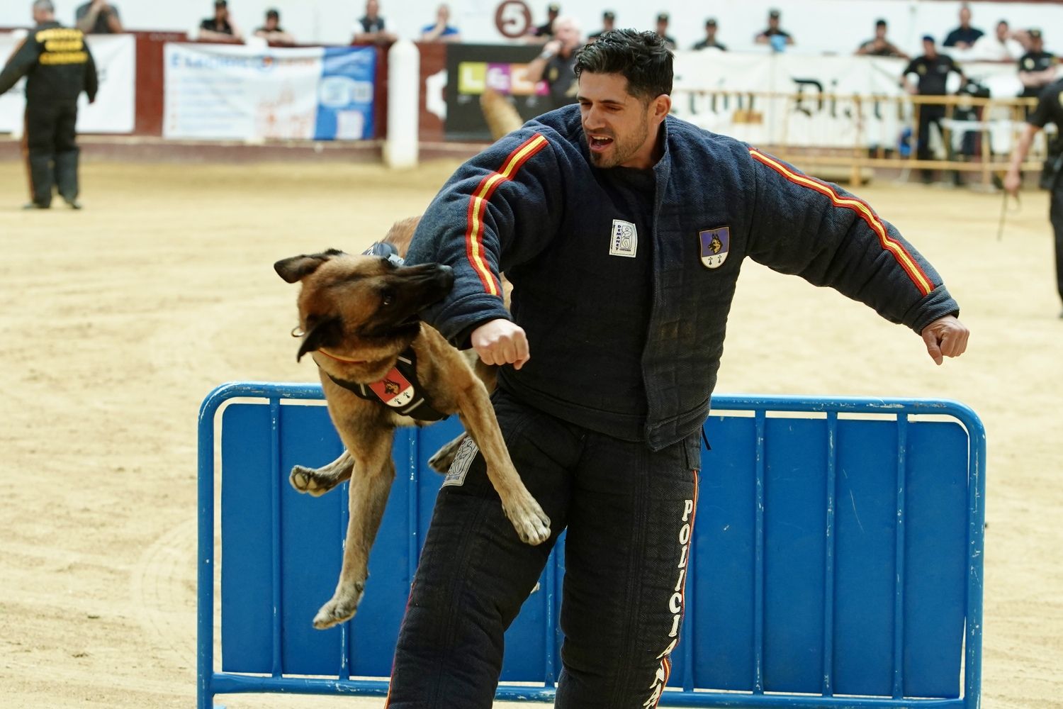 Exhibición de medios policiales en la plaza de toros de León | Campillo / ICAL 