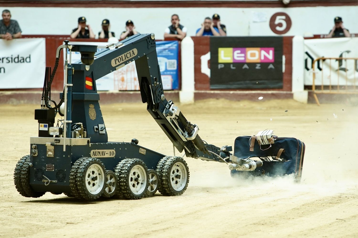 Exhibición de medios policiales en la plaza de toros de León | Campillo / ICAL 