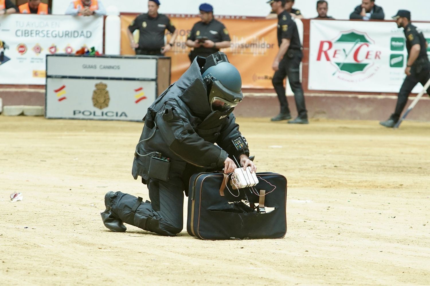 Exhibición de medios policiales en la plaza de toros de León | Campillo / ICAL 