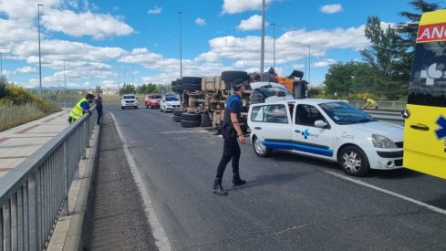 Vuelca un camión en la rotonda de  La Granja en León 