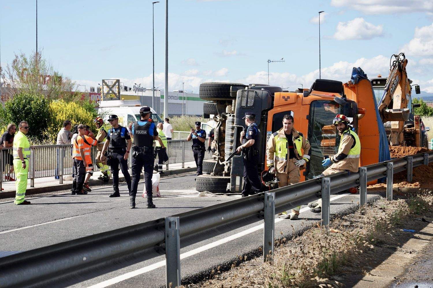  Un herido grave en el vuelco de un camión en la rotonda deLa Granja en León | Campillo / ICAL