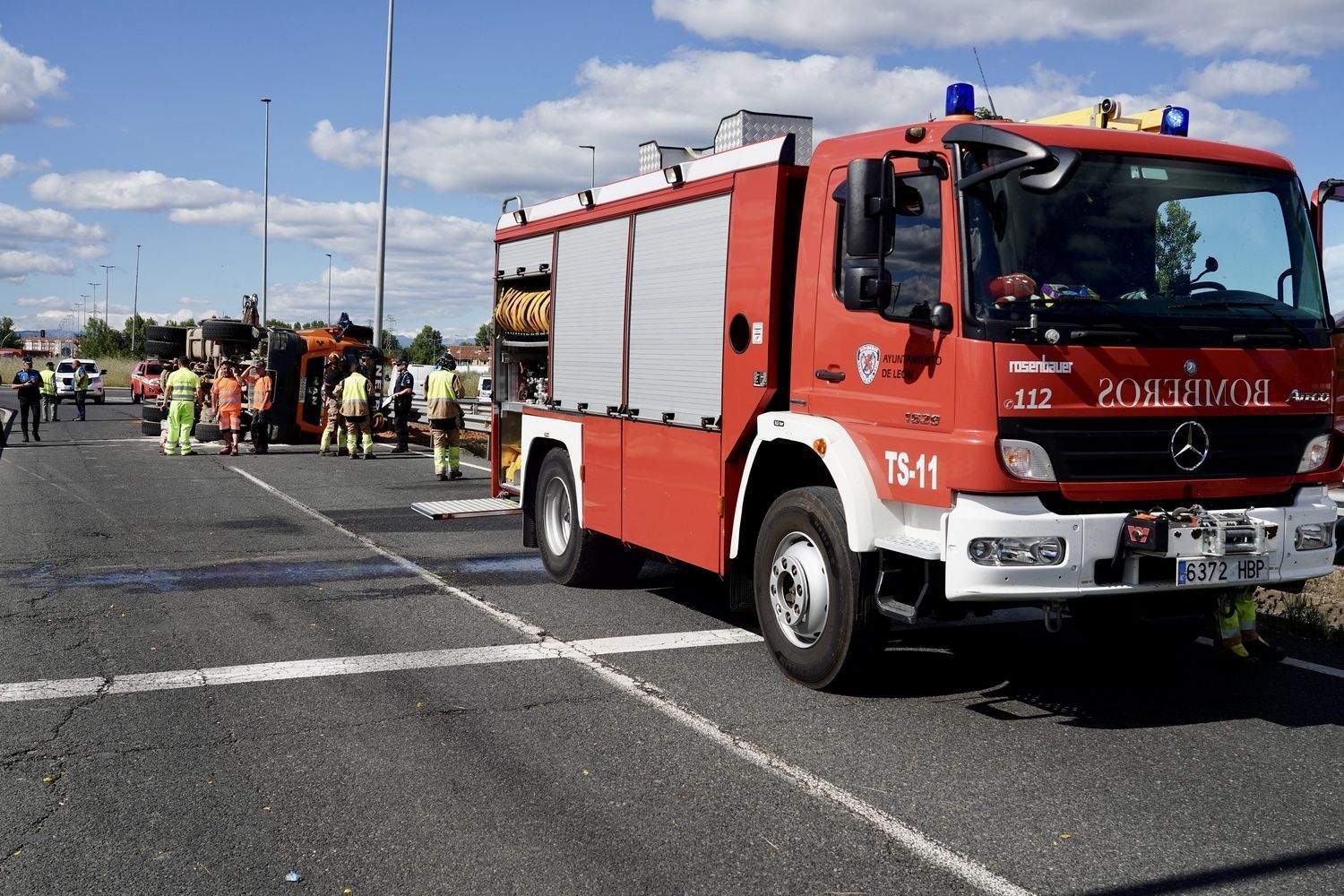 Un herido grave en el vuelco de un camión en la rotonda deLa Granja en León | Campillo / ICAL