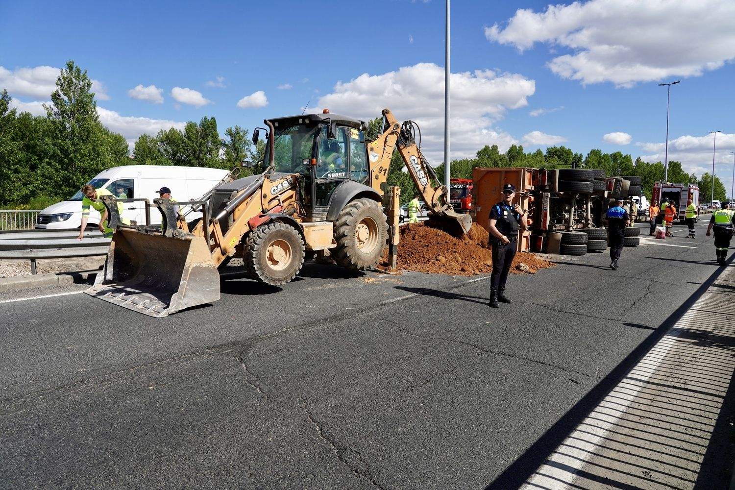 Un herido grave en el vuelco de un camión en la rotonda deLa Granja en León | Campillo / ICAL