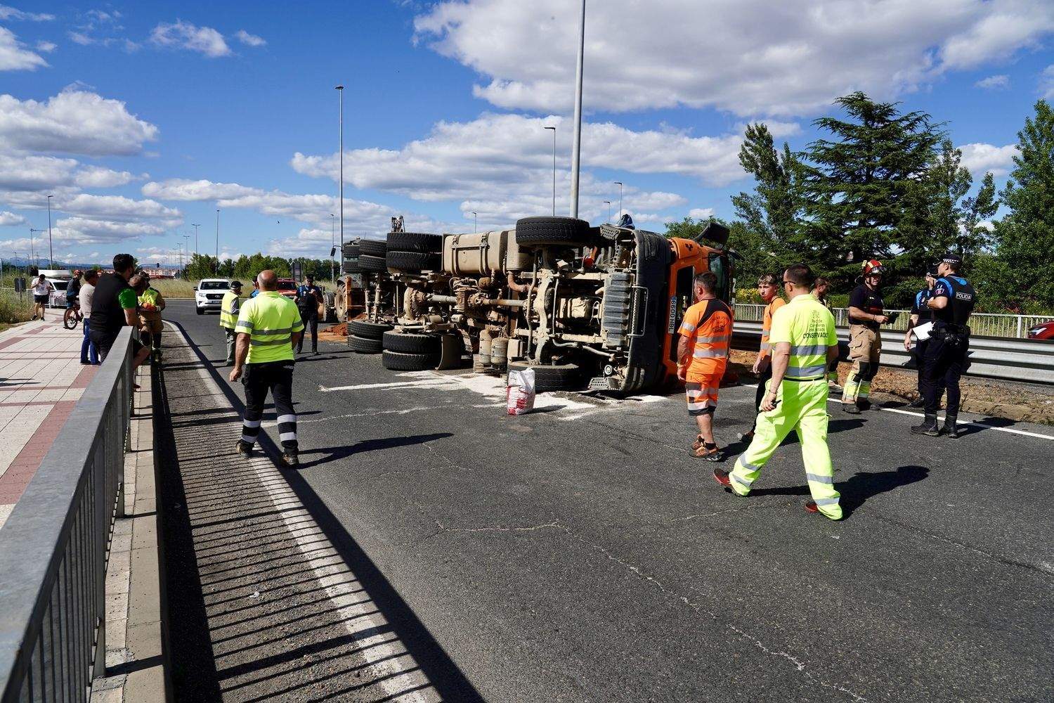  Un herido grave en el vuelco de un camión en la rotonda deLa Granja en León | Campillo / ICAL