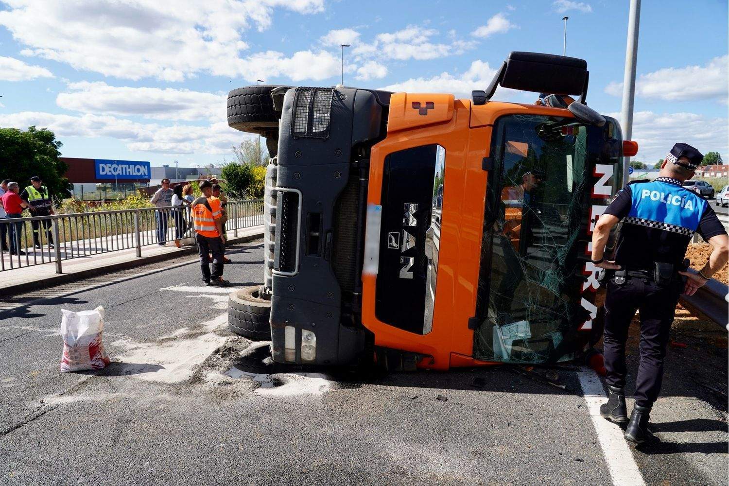 Un herido grave en el vuelco de un camión en la rotonda deLa Granja en León | Campillo / ICAL