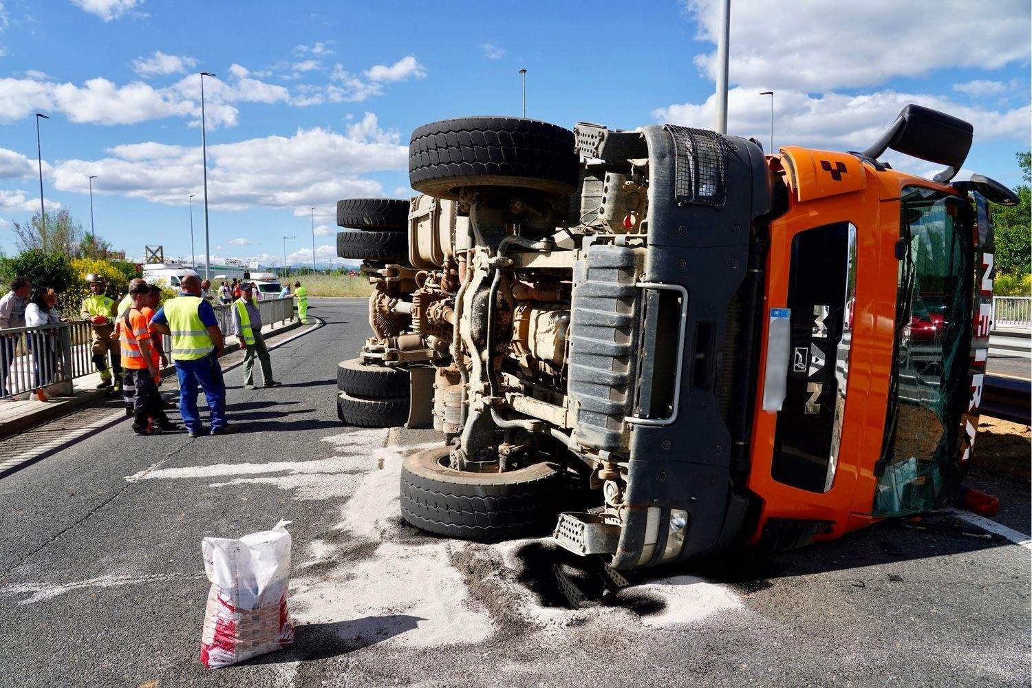  Un herido grave en el vuelco de un camión en la rotonda deLa Granja en León | Campillo / ICAL