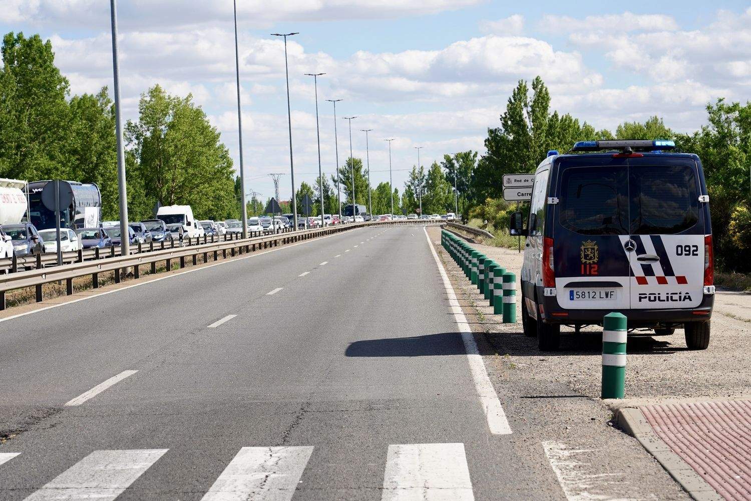  Un herido grave en el vuelco de un camión en la rotonda deLa Granja en León | Campillo / ICAL