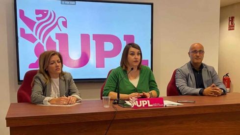 La secretaria de Educación de UPL, Sheila Fernández (C)