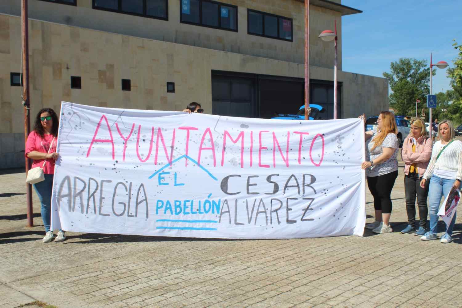 San Andrés del Rabanedo (León) se concentra contra la "falta de mantenimiento" de los colegios del municipio | Isaac Llamazares