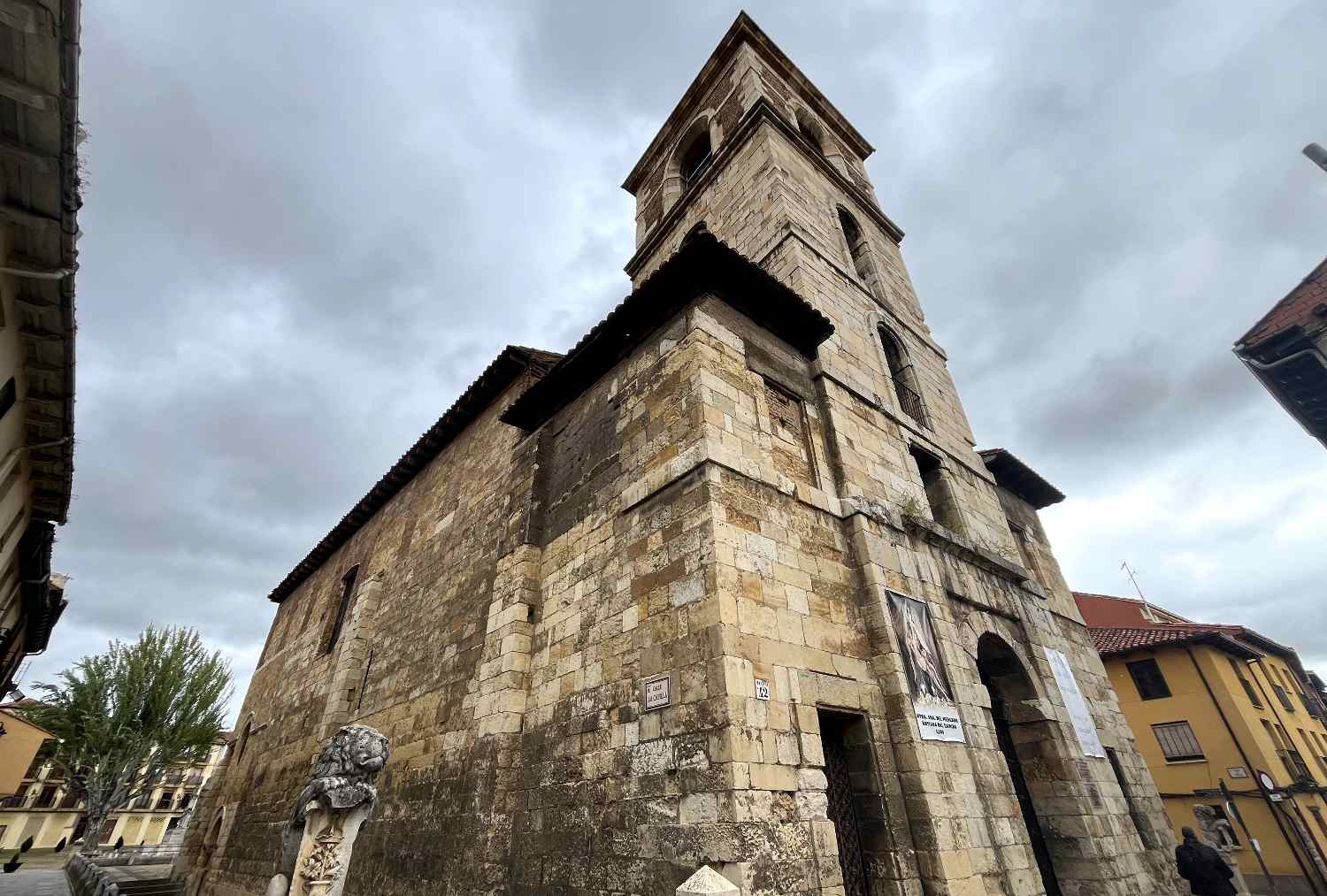 Autorizada la restauración y limpieza de las fachadas de la iglesia de Santa María del Mercado de León