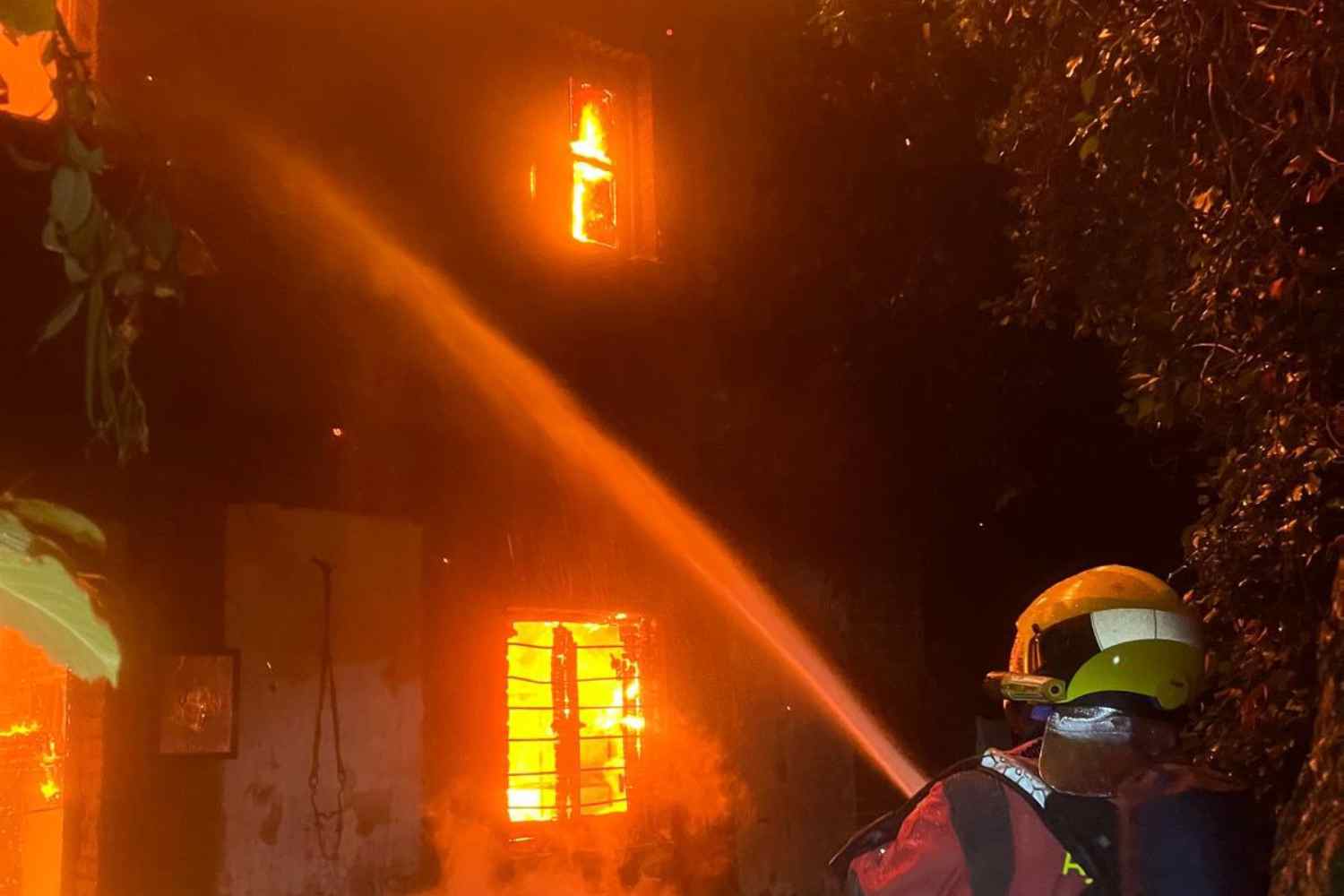 Cuatro dotaciones de los Bomberos de León intervienen el en incendio de una vivienda en Armunia