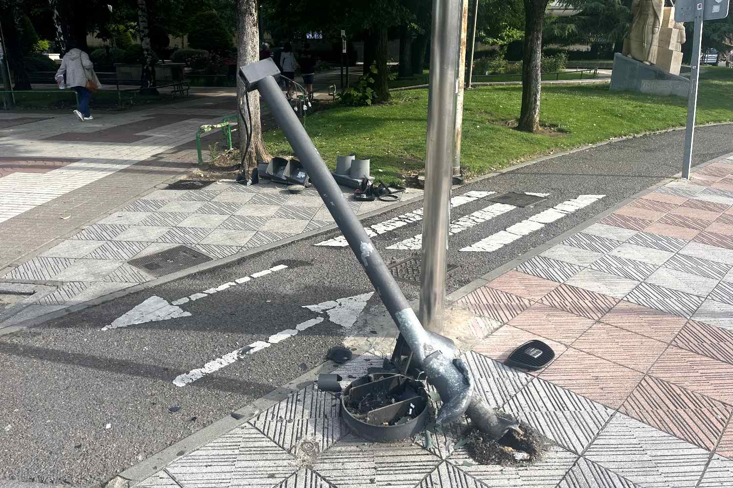 El semáforo de la avenida Lancia de León amanece arrancado de la acera