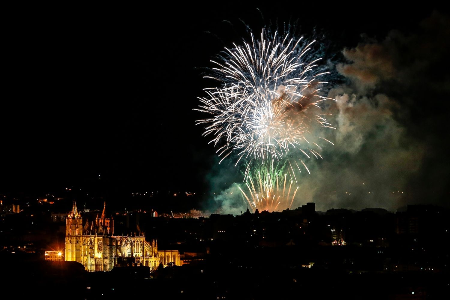 Los fuegos artificiales en al noche de San Juan Los fuegos artificiales en al noche de San Juan