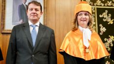 Alfonso Fernández Mañueco, presidente de la Junta, junto a la rectora de la ULE, Nuria González 