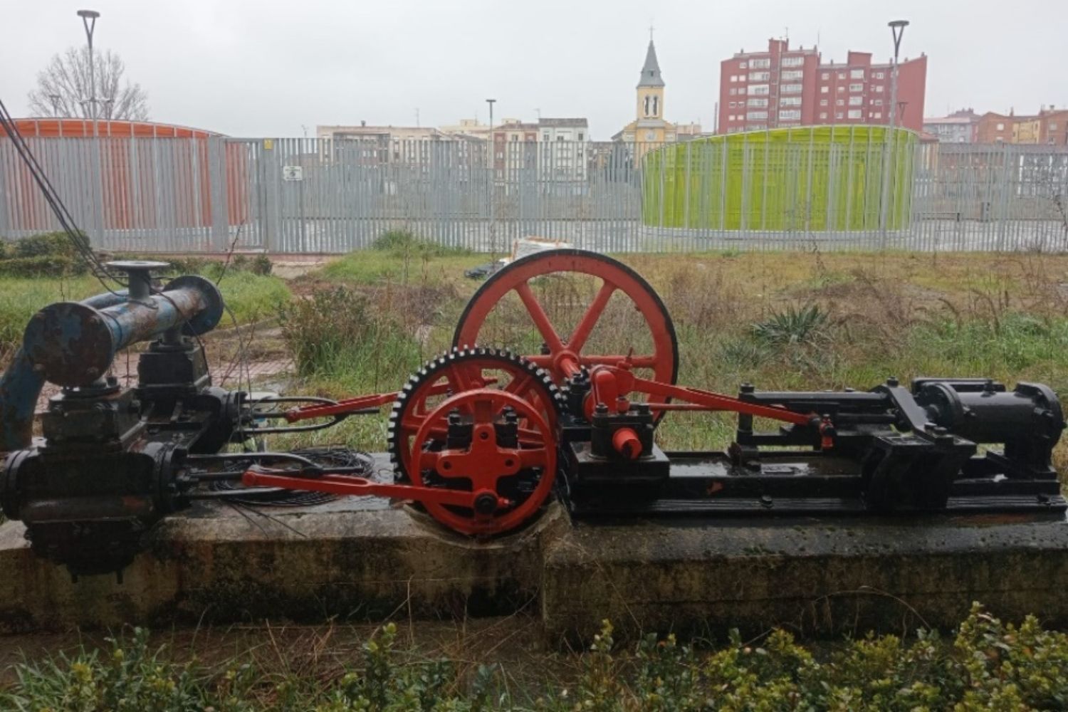 Fotografía bomba escultura proyecto rotonda