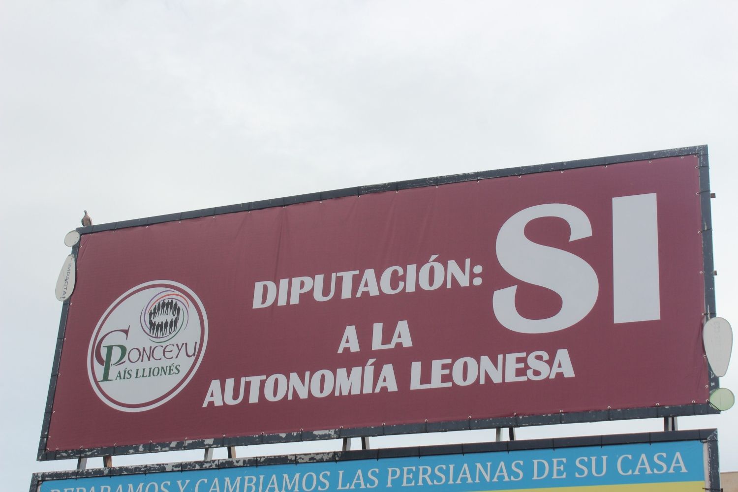 Conceyu instala en León una valla para pedir el voto afirmativo a la moción pro autonomía leonesa en la Diputación