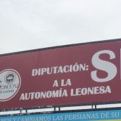 Conceyu instala en León una valla para pedir el voto afirmativo a la moción pro autonomía leonesa en la Diputación
