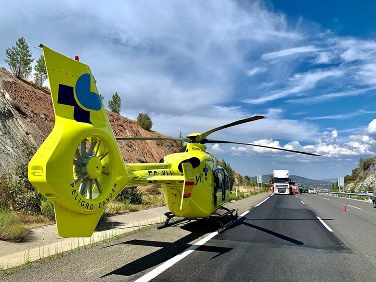 Helicóptero de Sacyl | Trasladado en helicóptero hasta el Hospital de León un motorista que chocó contra un coche en Vallecillo