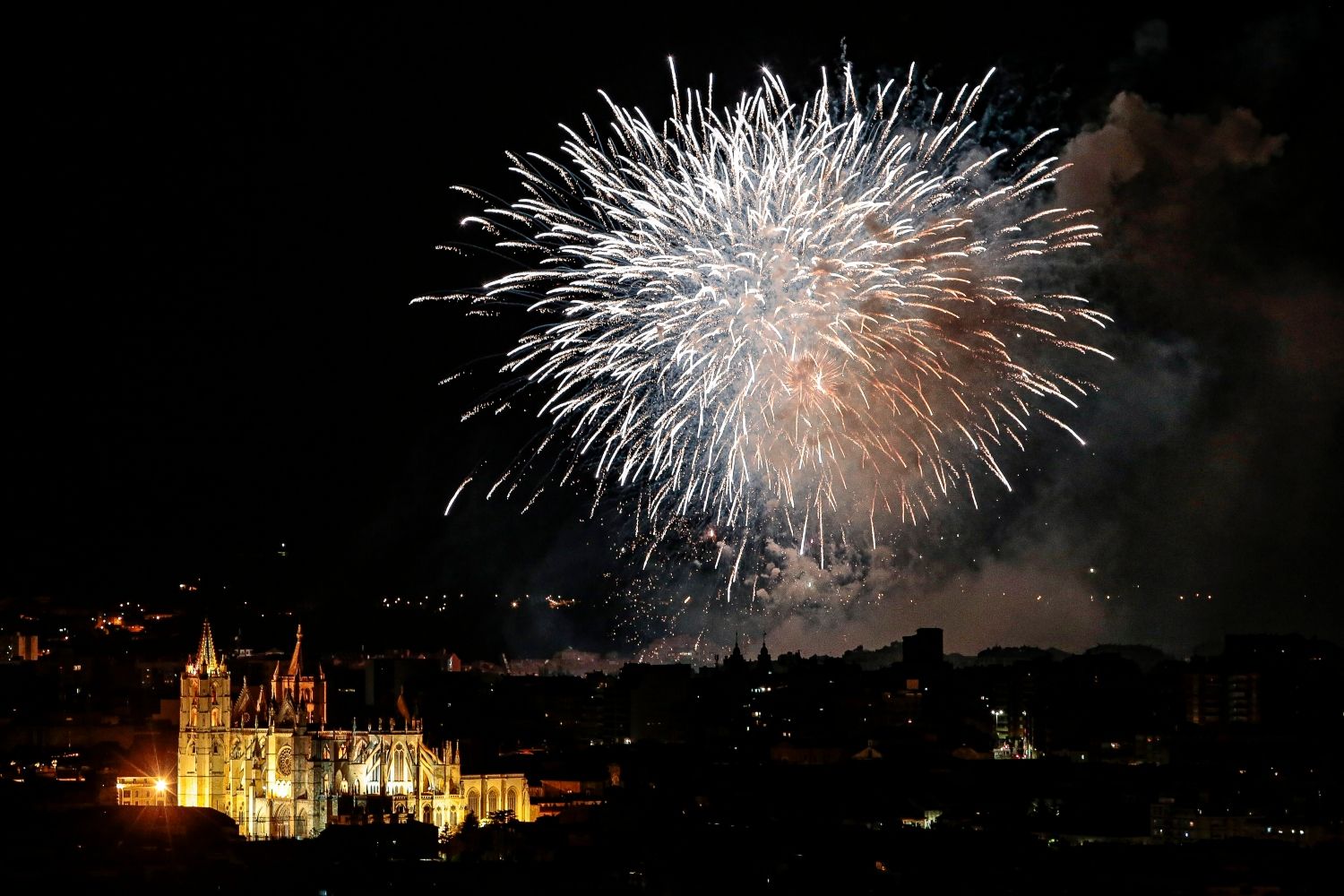 Suspendidos los fuegos artificiales y el espectáculo de drones de San Pedro en León