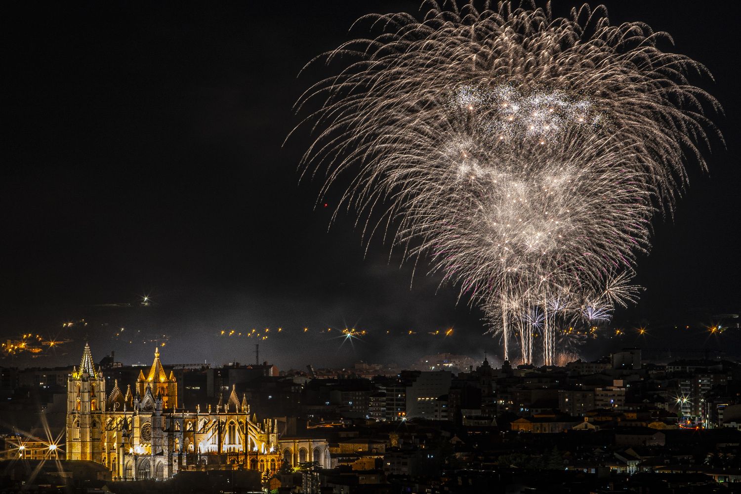  Fuegos artificiales en la Noche de San Juan | Campillo / ICAL