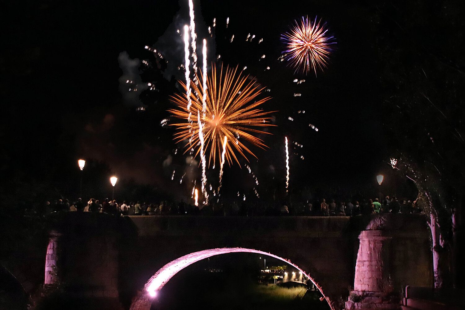 Fuegos artificiales en la Noche de San Juan | Peio García / ICAL