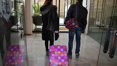 Imagen de archivo de una pareja en León | Condenado a cerca de 3 años de cárcel por intentar matar a su pareja con el caragdor del móvil en León