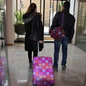 Imagen de archivo de una pareja en León | Condenado a cerca de 3 años de cárcel por intentar matar a su pareja con el caragdor del móvil en León