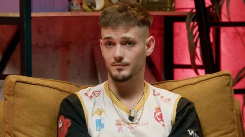 El rapero español Bnet acude al podcast 'Club 113' con la camiseta de la Cultu de Baloncesto