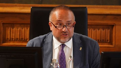 Gerardo Álvarez Courel, presidente de la Diputación de León durante la celebración de una sesión plenaria