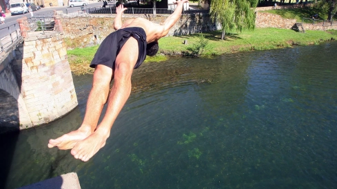 Gente disfrutando de la playa fluvial de Cacabelos