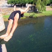 Gente disfrutando de la playa fluvial de Cacabelos