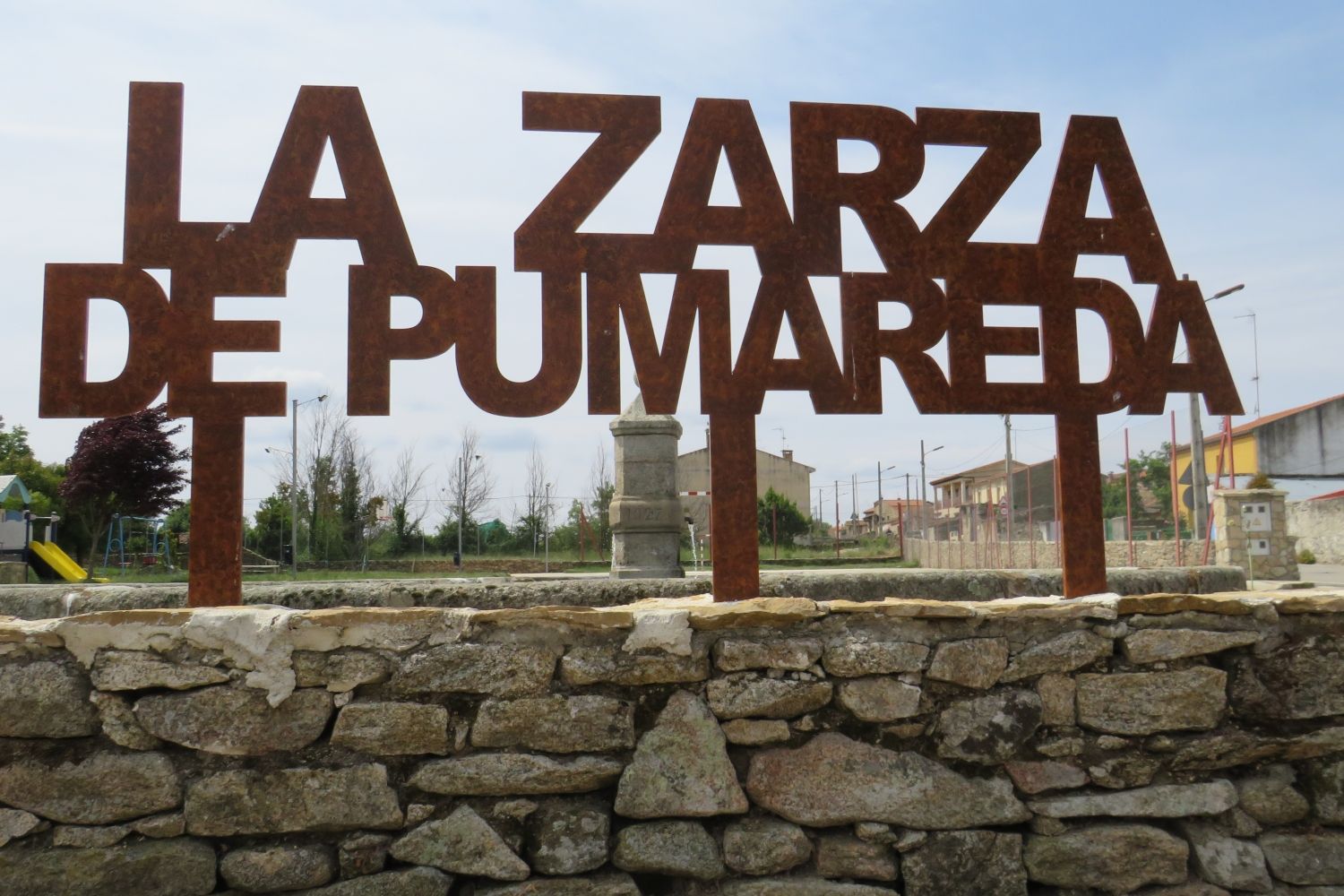 Cartel en Zarza de Pumareda con el nombre de la localidad (1)