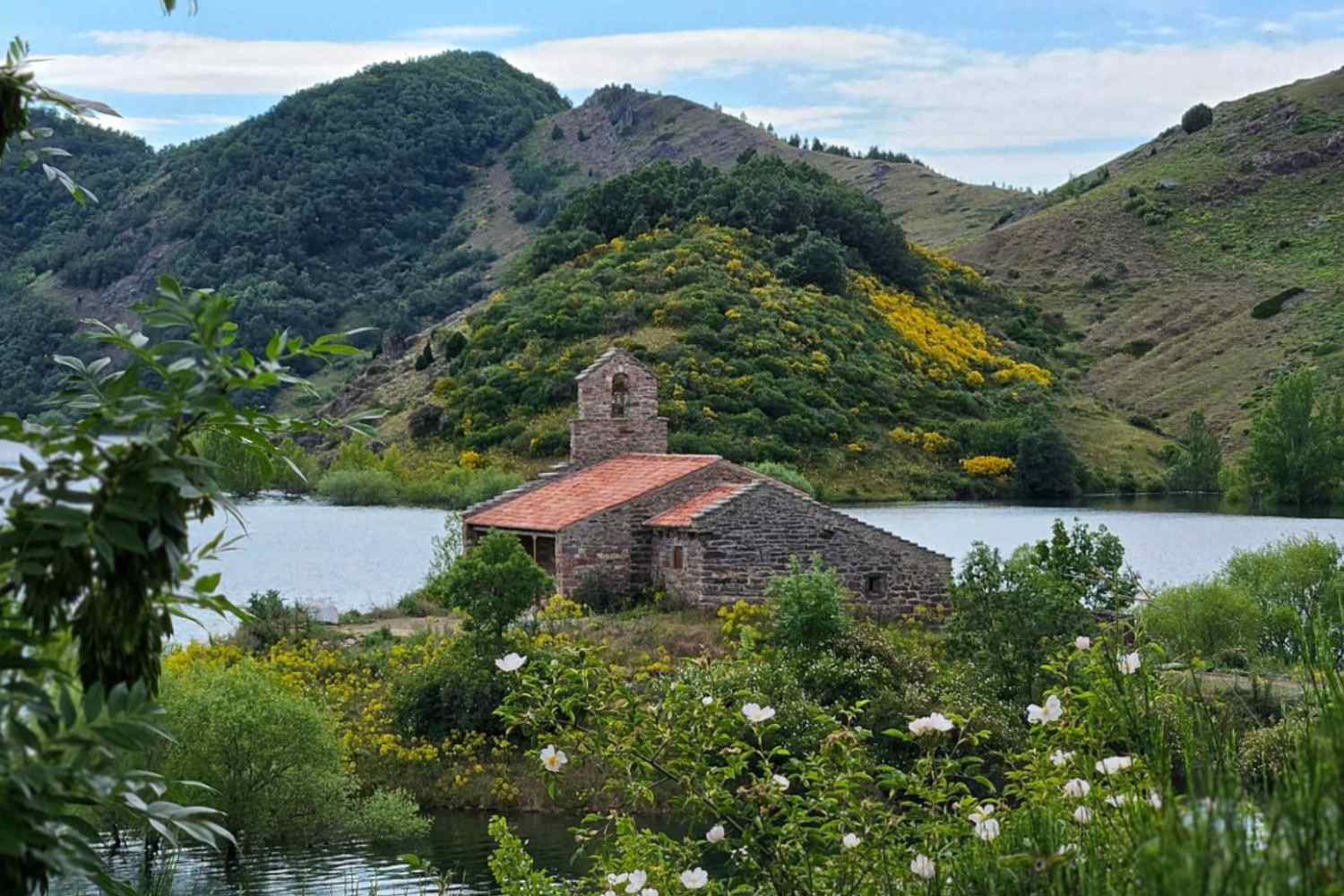 La iglesia de Láncara de Luna (León) se alza sobre el embalse tras seis años de trabajo | Luchaporlamontaña