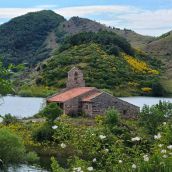 La iglesia de Láncara de Luna (León) se alza sobre el embalse tras seis años de trabajo | Luchaporlamontaña