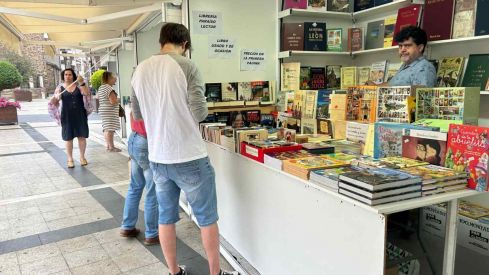 La Bañeza celebra su Feria del Libro 2025 con 22 expositores, actividades familiares y un homenaje a la lectura