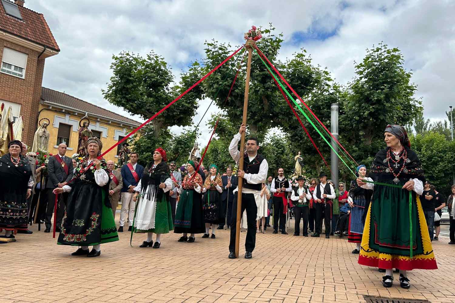 Puente Castro cumple con la tradición y procesiona a San Pedro