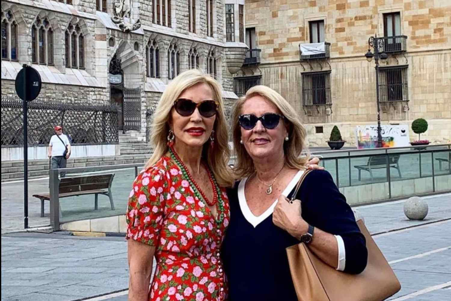 Carmen Lomana junto a su hermana en León