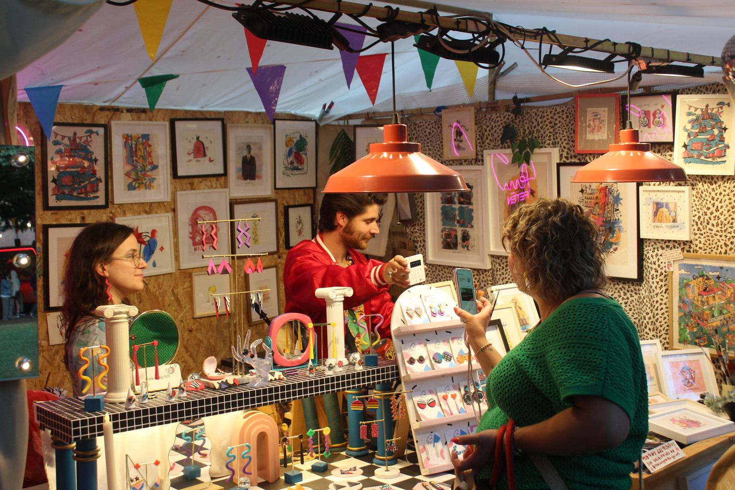 Stand de los autores del cartel del 'Come y calle' para las fiestas de San Froilán 