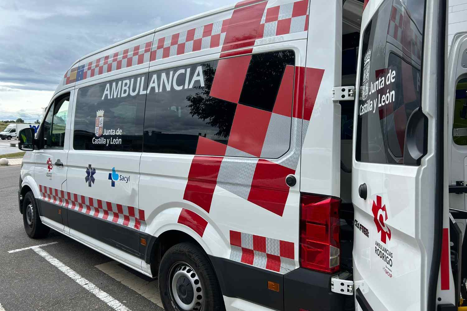 Ambulancia | Queda atrapado en el interior de su coche tras volcar en Puente de Órbigo (León)