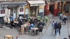 El nuevo precio de las terrazas del centro de León será de 46 céntimos por cada mesa