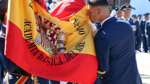 El rey preside la entrega de reales despachos en la ABA León1