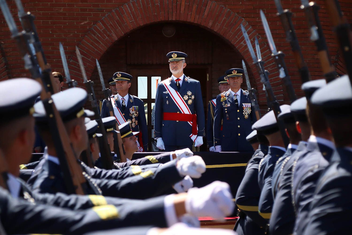 El rey preside la entrega de reales despachos en la ABA León11