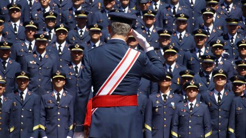 El rey preside la entrega de reales despachos en la ABA León13