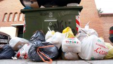 Imagen de archivo de un contenedor de basura lleno en León | Campillo / ICAL.