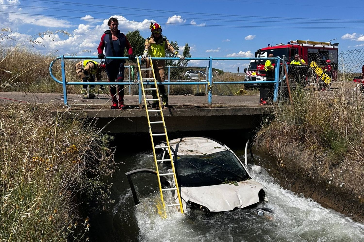 Un hombre de 90 años y su hija de 60 años rescatados  en el canal de Arriola tras caer su vehículo al agua