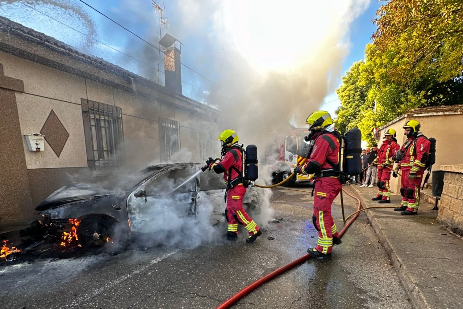 Un coche calcinado tras impactar contra una vivienda en San Román de los Caballeros (León)