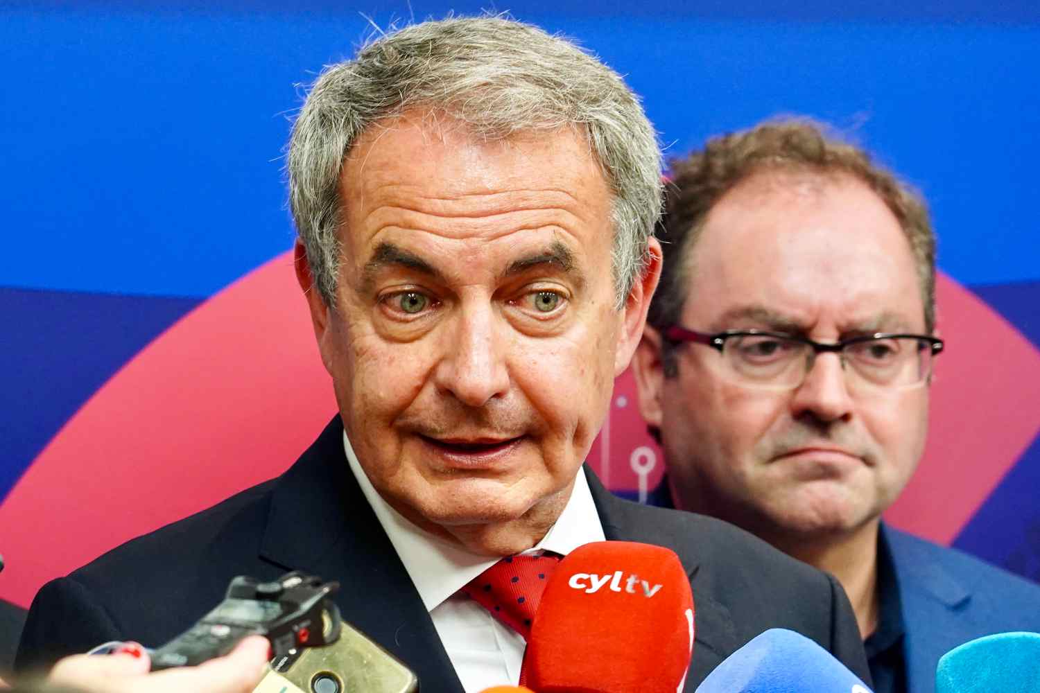 Zapatero propone más autonomía para León, pero dentro de la Comunidad actual
