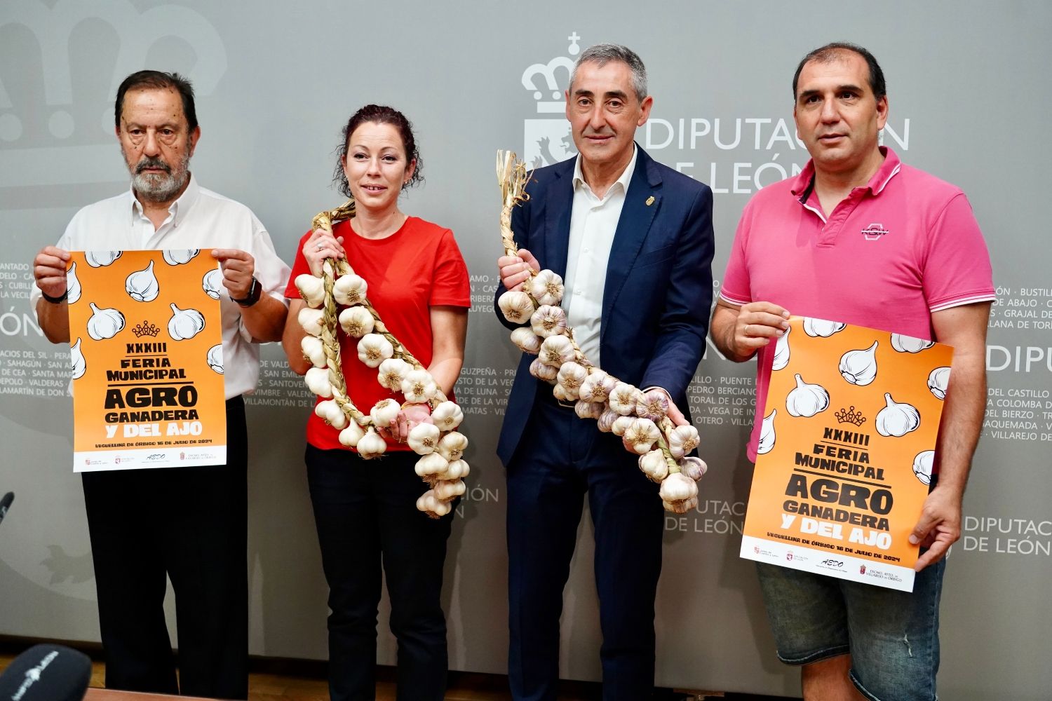 130 expositores y 7.000 ristras de ajos en la XXXIII Feria Agroganadera y del Ajo en Veguellina de Órbigo (León) | Campillo / ICAL