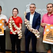 130 expositores y 7.000 ristras de ajos en la XXXIII Feria Agroganadera y del Ajo en Veguellina de Órbigo (León) | Campillo / ICAL 130 expositores y 7.000 ristras de ajos en la XXXIII Feria Agroganadera y del Ajo en Veguellina de Órbigo (León) | Campillo / ICAL