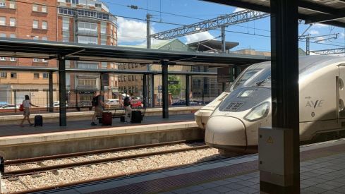 Un tren estacionado en la estación de León | 